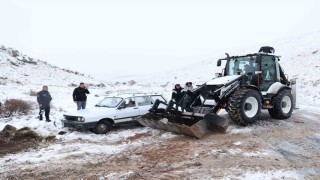 Bünyanda kayarak şarampole düşen araç kurtarıldı
