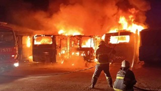 Burdurda feci yangın: 5 halk otobüsü alev alev yanarak hurdaya döndü