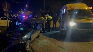 Bursada 2 araç kafa kafaya çarpıştı: Sıkışan sürücü yaralandı