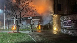 Bursada 2 katlı otelin çatısında yangın: Alevler geceyi aydınlattı