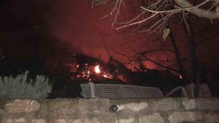 Bursada ahşap ev alev alev yandı, mahsur kalan 2 kişi kurtarıldı
