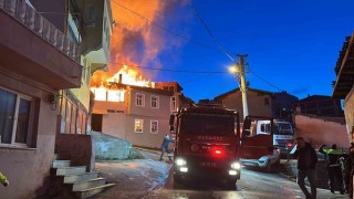 Bursada çıkan yangında 3 ev kullanılamaz hale geldi