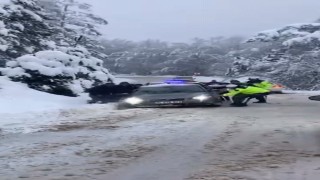 Bursada karlı yolda vatandaşlar mahsur kaldı