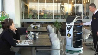 Bursada kebap salonunda garson robotlar çalışıyor