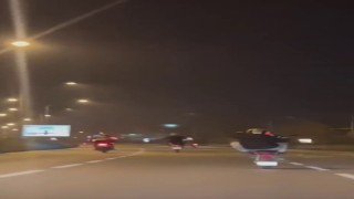Bursada tek tekerlek üzerinde ilerleyen motosiklet kamerada