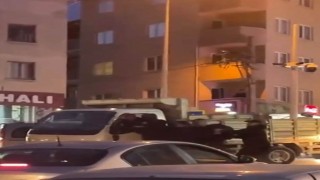 Bursada yol verme kavgasında trafik durdu, yumruklar havada uçuştu