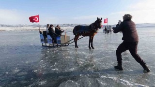 Buz tutan Kars Çıldır Gölüne yoğun ilgi