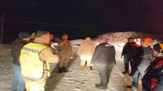 Buzlanan yolda mahsur kalan 14 kişi kurtarıldı
