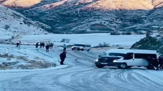 Buzlanan yollar sürücülere zor anlar yaşattı