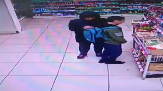 Çaldığı malzemeleri çocuğun sırt çantasına doldurdu