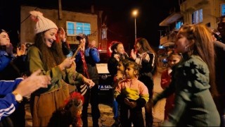 Çanakkalede polislerden çocuklara yeni yıl sürprizi