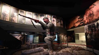 Çanakkalede ziyaretçileri, dev Mehmetçik heykeli karşılıyor