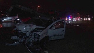 Çarptığı aydınlatma direği aracın üzerine devrildi: 2 yaralı
