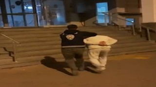 Çaydanlıkla adam döven suç makinesi yakalandı
