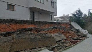 Çekmeköyde istinat duvarı çöktü: Otomobil zarar gördü