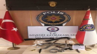 Cephaneliği andıran evde çok sayıda silah ele geçirildi
