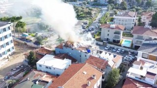 Çeşmede motel yangını: Çatı alev alev yandı