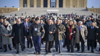 CHP Genel Başkanı Özel, engellilerle birlikte Anıtkabiri ziyaret etti