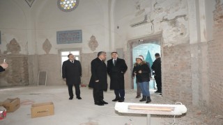 Çinili Camiinde çini söküm işlemi devam ediyor