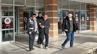Cinsel istismar suçundan 16 yıl hapis cezasına çarptırıldı, duruşma salonunda tutuklandı
