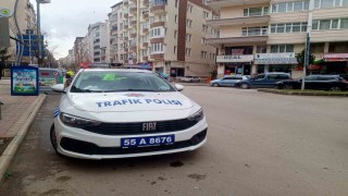 Çocuğunu hastaneye götüren yayaya otomobil çarptı