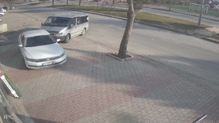 Çocuk sürücü park halindeki otomobile çarptı: O anlar kamerada