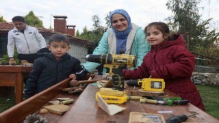 Çocuklar, hayallerindeki arabaları marangozluk atölyesinde aileleriyle birlikte yaptılar