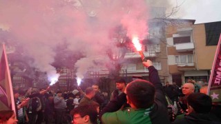 Çocuklar, Kocaelisporun oyuncularını meşalelerle karşıladı