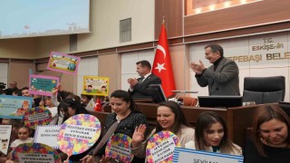 Çocuklar Meclis toplantısına renk kattı