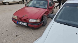 Çorumda iki otomobilin çarpıştığı kaza güvenlik kamerasında