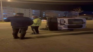 Çorumda kaza yapan hafif ticari araç takla attı: 2 yaralı