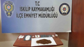 Çorumda uyuşturucuyla yakalanan 2 kişi gözaltına alındı