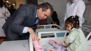 ÇÜ Tıp Fakültesi’nde Tedavi Gören Çocukların Yeni Yıl Sevinci
