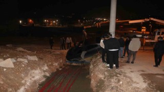 Çukura düşen otomobil vinç yardımıyla çıkarıldı