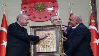 Cumhurbaşkanı Erdoğanı duygulandıran tabloyu milim milim işleyen Behzat usta 56 yıldır ahşaba şekil veriyor