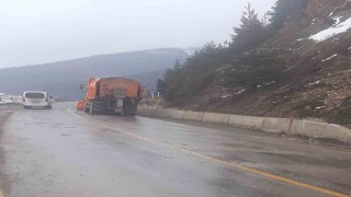 Dağdan kopan kaya yola düştü
