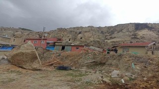 Dağlık alandan kopan kaya parçası ahırın üzerine düştü