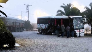 Denizlide feci kaza... Yolcu otobüsü akaryakıt istasyonundan çıkan tıra çarptı: 1 ölü, 20 yaralı