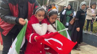 Denizlide Suriyeliler rejimin düşmesini kutladı