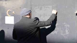 Denizlide terörden tutuklanan oğlu için büyükelçiliğe başvurdu