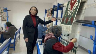 Depremzede kadınlar ilmik ilmik işledikleri Türk motifli halı ve kilimleri Japonyaya satılıyor