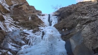 Derecik Şelalesinde metrelerce uzunlukta buz sarkıtları oluştu