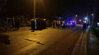 Devrilen araçta bulunan 5 genç yara almadan kurtuldu