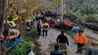 Devrilen traktörün altında kalan şahıs hayatını kaybetti
