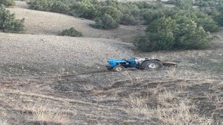 Devrilen traktörün sürücüsü öldü