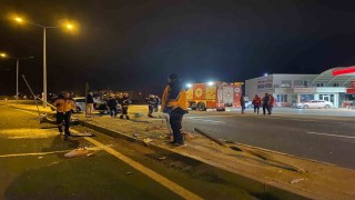 Direksiyon hakimiyetini kaybeden sürücü direklere çarparak durdu