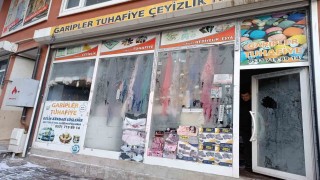 Diyadinde iş yerlerinin camları buz tuttu