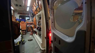 Diyarbakırda hasta taşıyan ambulansa taşlı saldırı