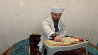 Down sendromlu Emre Lökün Kuran-ı Kerim ve cami aşkı
