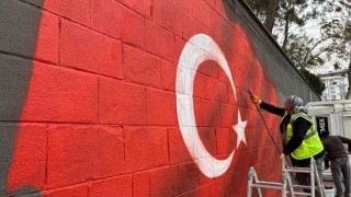 Dulkadiroğlu Belediyesinden duvar yazıları yerine Türk Bayrağı